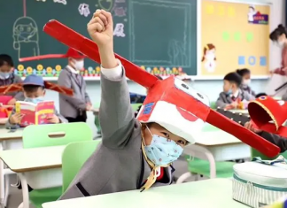 Gorros especiales para mantener la distancia en los colegios chinos