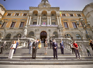 El Ayuntamiento de Bilbao de luto por las personas fallecidas por COVID-19