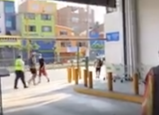 Graban a un hombre escupiendo en un supermercado de Perú