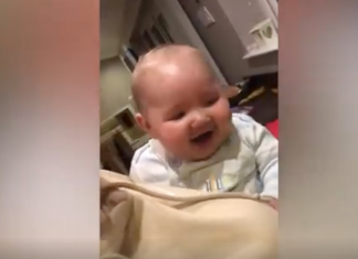 Un bebé se ríe a carcajadas cuando su madre cuenta números