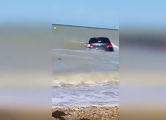 Intenta salvar su vehículo tras ser arrastrado por la marea