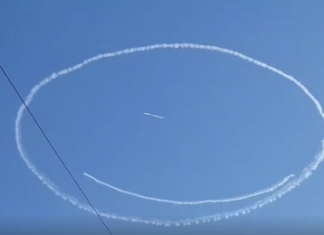 Un piloto dibuja una sonrisa en el cielo de Bristol para animar a la población durante la pandemia