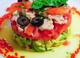 Ensalada de aguacate, tomate y bonito del Norte en aceite de oliva, de la mano de Conservas Serrats