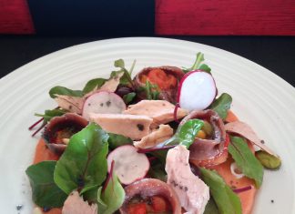 Ensalada de bonito y anchoas sobre gelatina de gazpacho, de la mano de Conservas Serrats