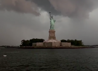 Impactante tormenta eléctrica sobre la Estatua de la Libertad