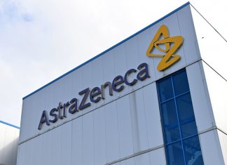 AstraZeneca para los ensayos de la vacuna por una “reacción adversa grave”