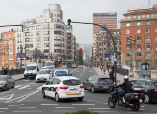 La Policía Municipal de Bilbao controla la correcta circulación de motocicletas y ciclomotores
