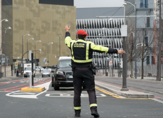 La Policía de Bilbao vigila las distracciones al volante causadas por el uso del móvil o el GPS
