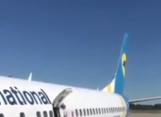 Pasea por el ala del avión porque «tenia calor»