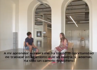 Itziar Ituño y Jurgi Ekiza hablan sobre su experiencia en el euskaltegi. Información suministrada por AEK