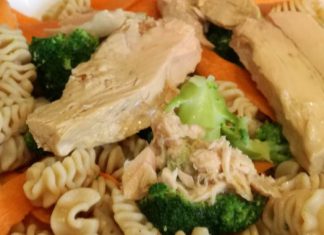 Ensalada de pasta integral con verduras y Bonito del Norte. Receta suministrada por Conservas Serrats