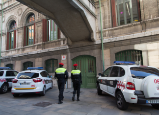 Policía Municipal de Bilbao detiene a un hombre por intentar prender fuego a un contenedor