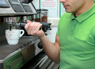 Los hosteleros de Bizkaia regalarán ‘snacks’ para poder vender cafés
