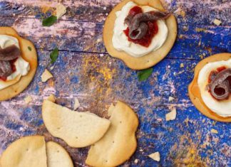 Serrats inicia su concurso de canapés navideños con un entrante de anchoa, queso y pimiento confitado