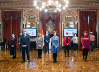 El Ayuntamiento de Bilbao homenajea a cinco comercios por su compromiso con el fomento y el uso del euskera