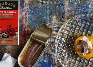 Cómo preparar canapés navideños de melocotones rellenos. De la mano de Conservas Serrats