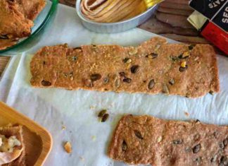 Canapé navideño: Crackers de espelta con ventresca de bonito y berenjena asada. De la mano de Conservas Serrats