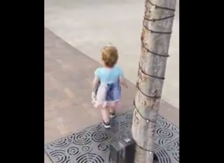 La niña que cree que todo es un dispensador de gel