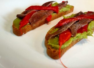 Tostas de guacamole, anchoa y piquillo. De la mano de Conservas Serrats