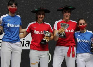 Leire Garai y Maite Ruiz de Larramendi, ganadoras del III Torneo Bizkaia femenino de pelota a mano organizado por la Diputación Foral