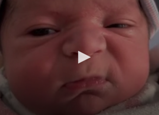 La cara de desagrado de este bebé recién nacido se ha vuelto viral