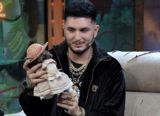 VIRAL: Omar Montes regala a Broncano en «La Resistencia» una muñeca robada de Cantora