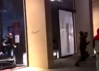 Un asaltante se choca contra un escaparate en Barcelona