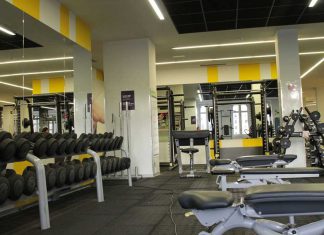 Clientes y trabajadores del gimnasio Altafit Deusto acuden a realizarse una PCR tras detectarse un foco de contagios