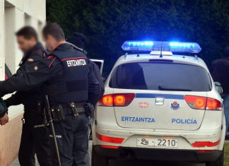 La Ertzaintza detiene a tres jóvenes por robar en un comercio en Santurtzi