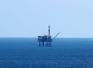 Fallece un operario que asistía a «La Gaviota» al caer del barco en Bermeo