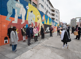 El alcalde de Bilbao inaugura el mural que recuerda a las mujeres supervivientes de la violencia machista