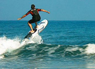 La empresa vizcaína «Aquila Boards» desarrolla dos tablas de surf eléctricas