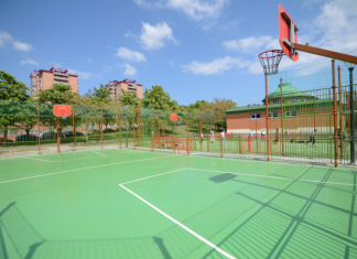 El Ayuntamiento de Bilbao instala una nueva cancha de baloncesto en el Parque Europa