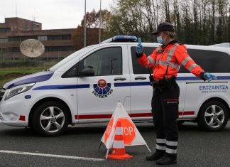Detenido por saltarse un control de movilidad y acabar colisionando contra un vehículo policial en Muskiz