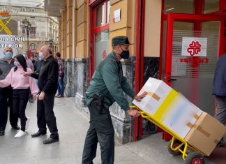 La Guardia Civil de Bizkaia dona 500 kg de alimentos, juguetes y ropa a Cáritas