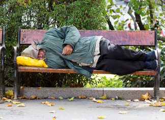 Vecinos de Bilbao reclaman soluciones al cierre del alojamiento invernal para personas sin hogar