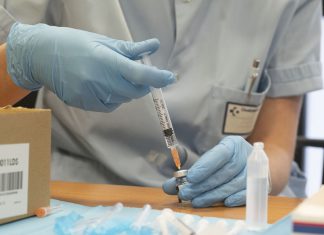 El Hospital de Cruces comenzó ayer el ensayo clínico para combinar las dosis AstraZeneca y Pfizer