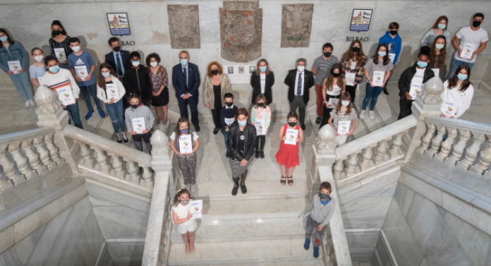 El Ayuntamiento de Bilbao entrega los premios de la XXXIII edición del certamen Rafael Mikoleta, de cuentos infantiles en euskera