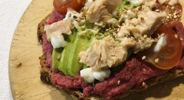 Tosta integral con hummus de remolacha y bonito del norte, de la mano de Conservas Serrats