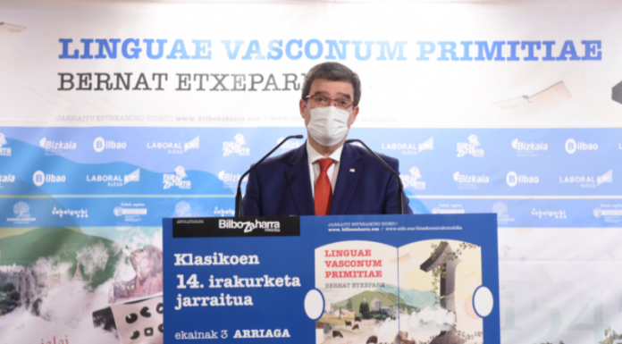 El alcalde de Bilbao, Juan Mari Aburto, participa en la lectura ininterrumpida del clásico Linguae Vasconum Primitiae