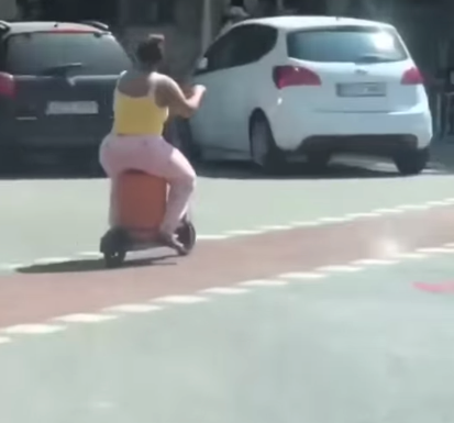 Desplazarse en patinete eléctrico sentado en una bombona de butano, ¿nueva moda?