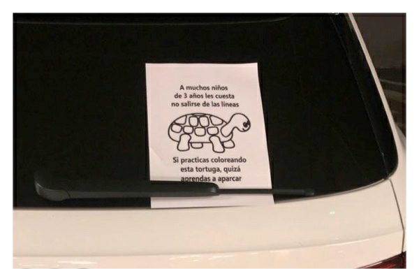 Curiosa nota para un conductor para que aprenda a aparcar