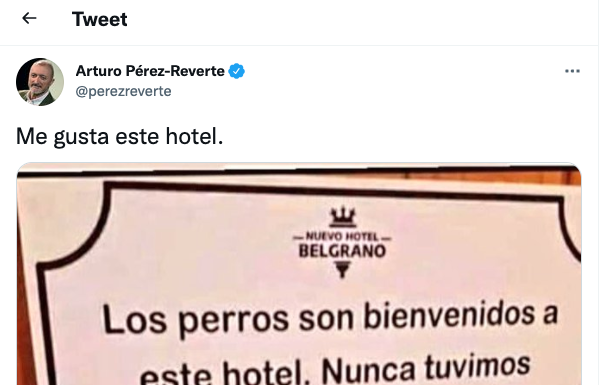Pérez-Reverte viraliza el cartel de un hotel que compara perros con humanos