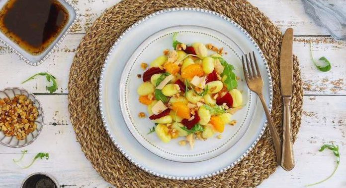 Ensalada de ñoquis con mandarina, remolacha y bonito del Norte. Receta suministrada por Conservas Serrats