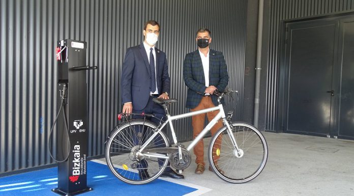 La Diputación de Bizkaia instala en la UPV/EHU la primera de las 63 estaciones de reparación de bicicletas previstas para el 2021