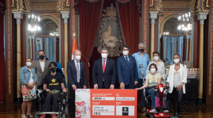 El alcalde de Bilbao entrega a ADEMBI un cheque solidario con la recaudación de las entradas del espectáculo “Calor” del festival Bilboko Kalealdia