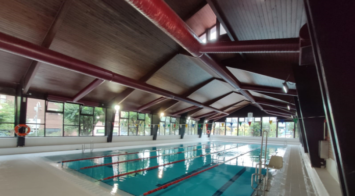 El Ayuntamiento de Bilbao reabre la piscina cubierta del polideportivo de Deusto tras mejorar su accesibilidad y renovar el pavimento