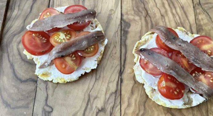Tosta de anchoas sobre tortitas de maíz. Receta suministrada por Conservas Serrats
