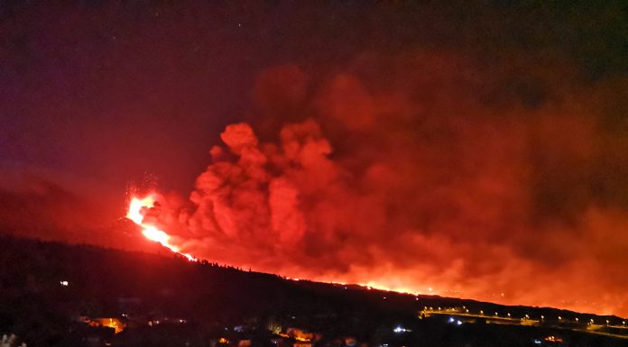 La lava del volcán de La Palma llega finalmente al mar