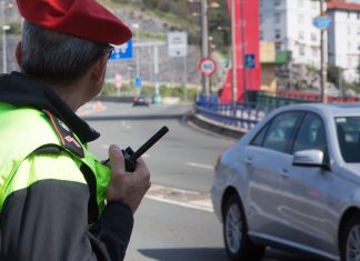 La Policía Municipal de Bilbao lleva a cabo una campaña de vigilancia para prevenir las distracciones al volante causadas por el móvil o el GPS